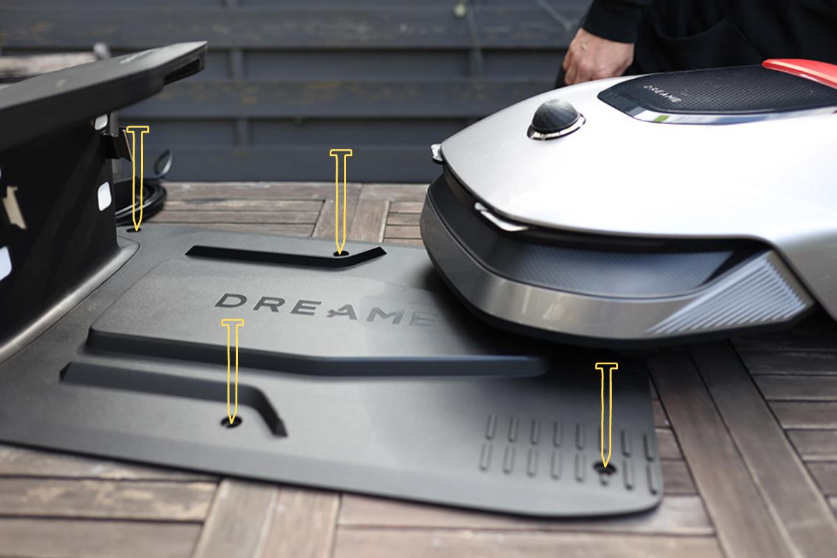 Die Ladestation des Dreame A1 Mähroboters im Test.